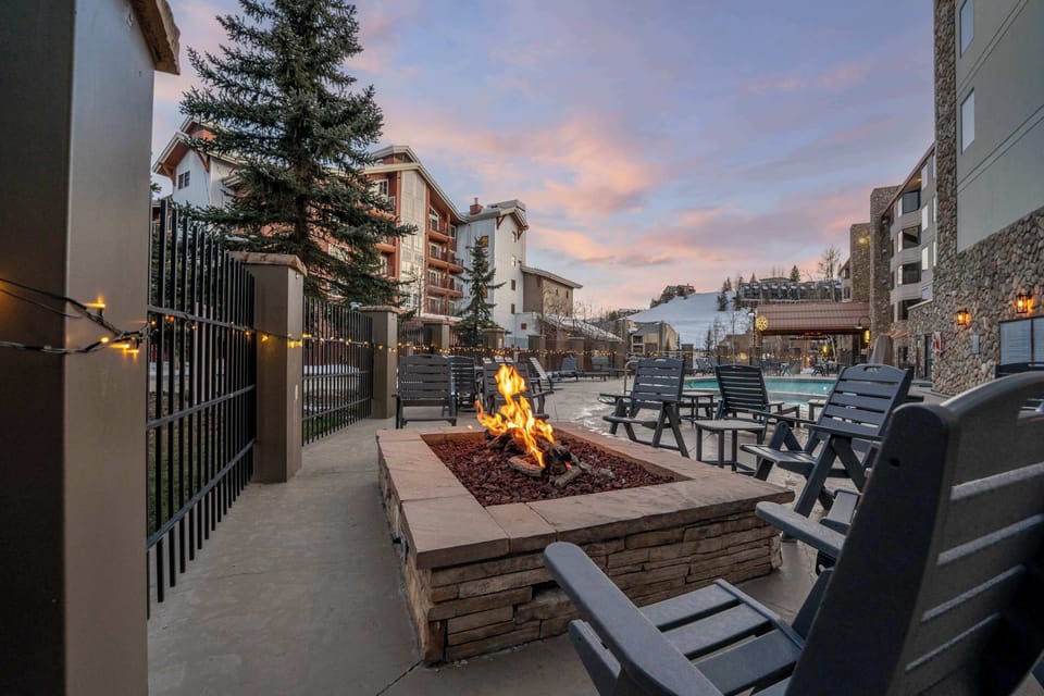 【Evenings】Twilight on the pool deck — firepit, hot tub, mountain air