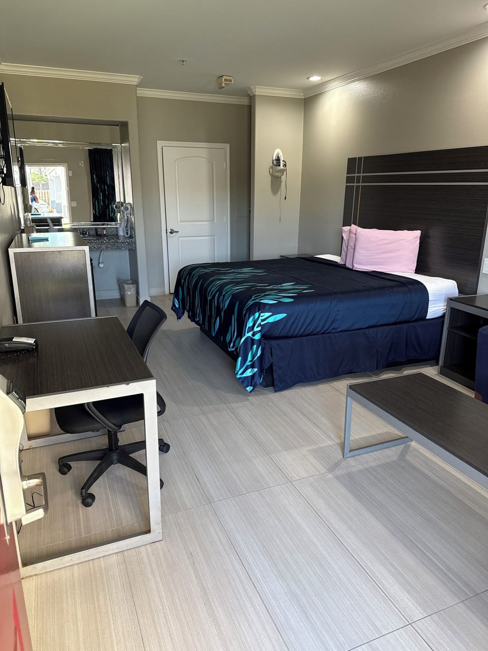Basic Room, 1 King Bed, Non Smoking | Desk, iron/ironing board, WiFi (free), bed sheets