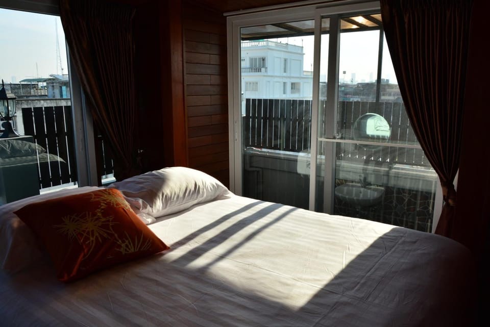In-room safe, desk, WiFi (free)