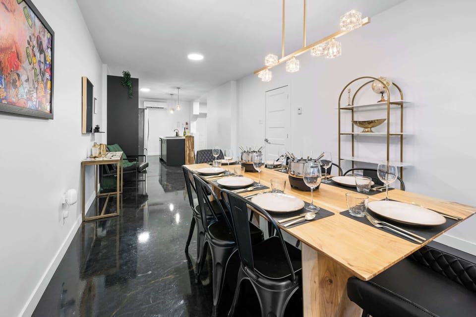 L'endroit idéal pour se réunir, partager un repas et créer des souvenirs. Notre salle à manger est spacieuse, élégante et prête pour le prochain festin de votre groupe !