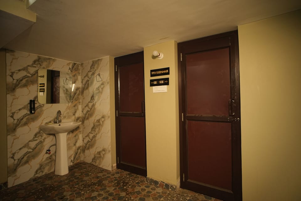 Deluxe Room | Bathroom | Shower, free toiletries, hair dryer, towels