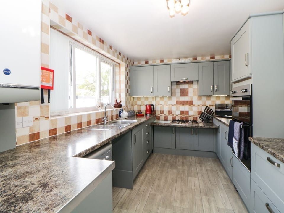 Pier View: Cozy Retreat in Paignton | Paignton | VacationRenter