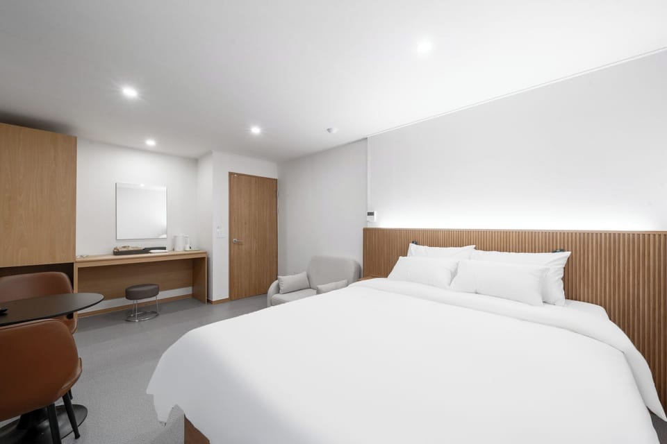 Deluxe Room | Premium bedding, desk, laptop workspace, blackout drapes