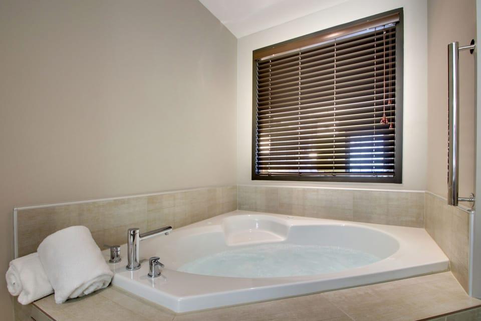 Suite, 1 King Bed, Balcony | In-room safe, desk, iron/ironing board, WiFi (free)