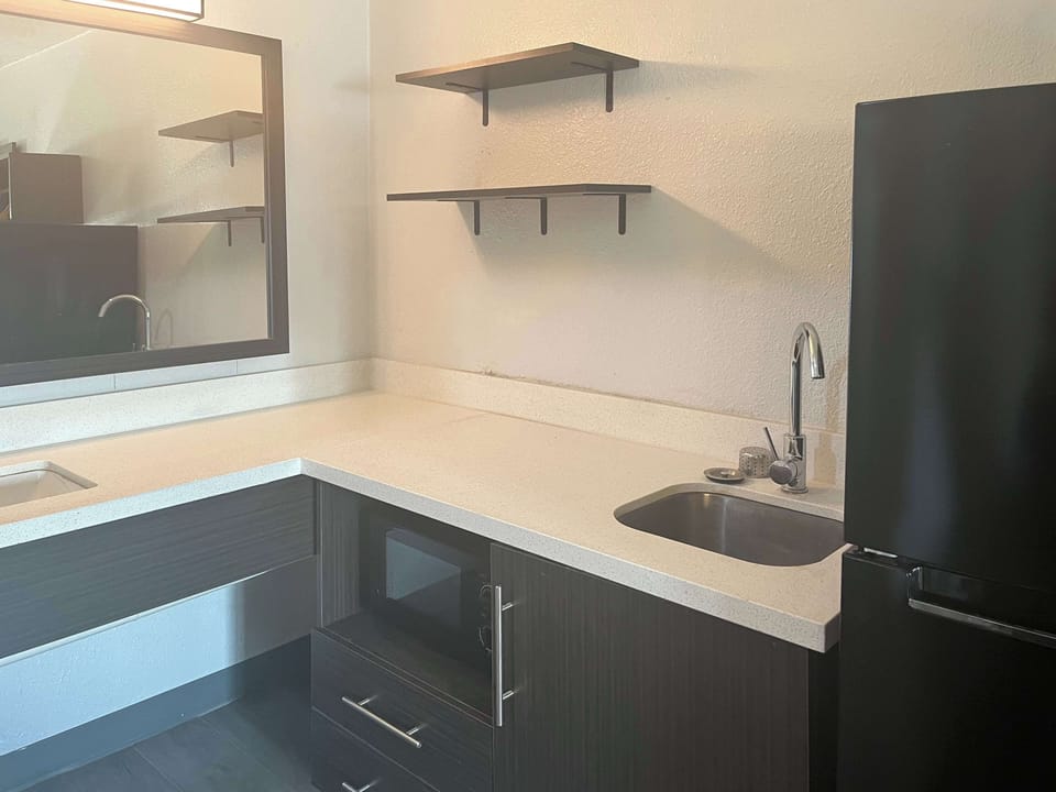 Coffee/tea maker, fridge, microwave, oven