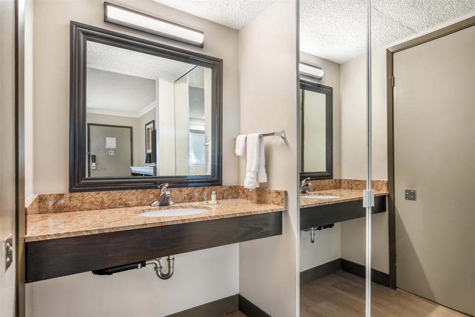 Best Western Plus Burnaby Hotel Hotel in Burnaby, Columbia Britannica, Canada