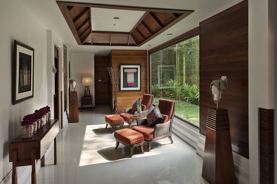 Couples treatment rooms, hot tub, body treatments, aromatherapy
