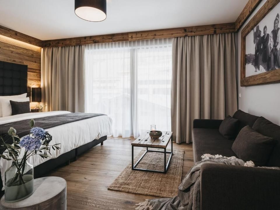 Deluxe Room | In-room safe, WiFi (free), bed sheets