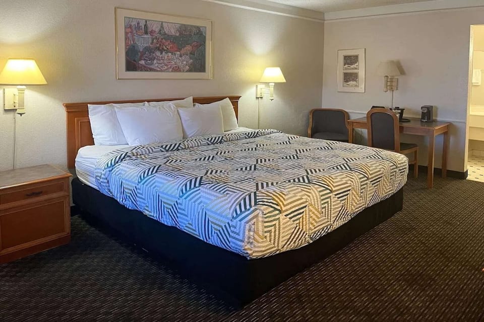 Premium bedding, desk, iron/ironing board, WiFi (free)