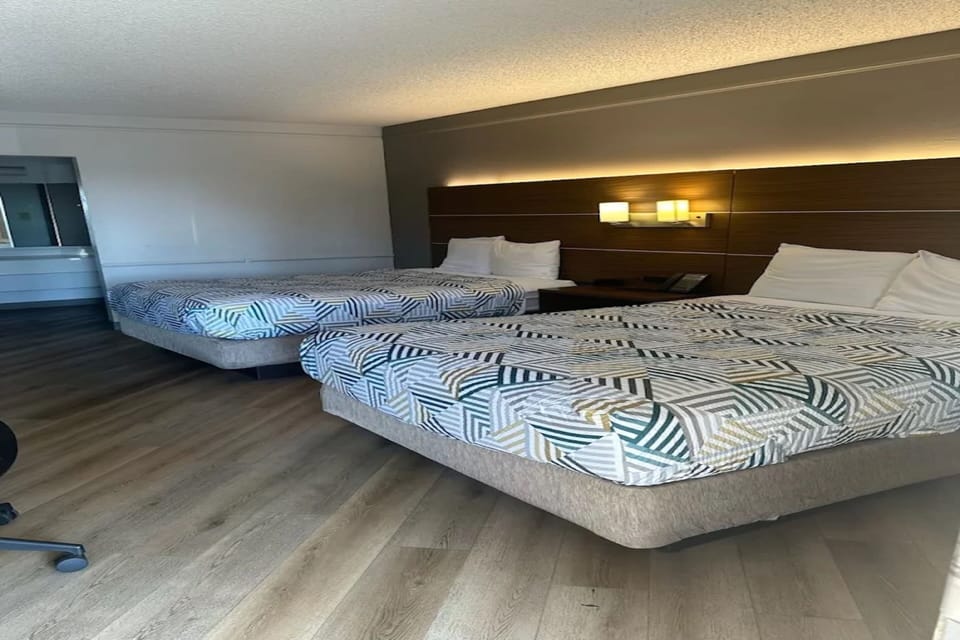 Premium bedding, desk, iron/ironing board, WiFi (free)