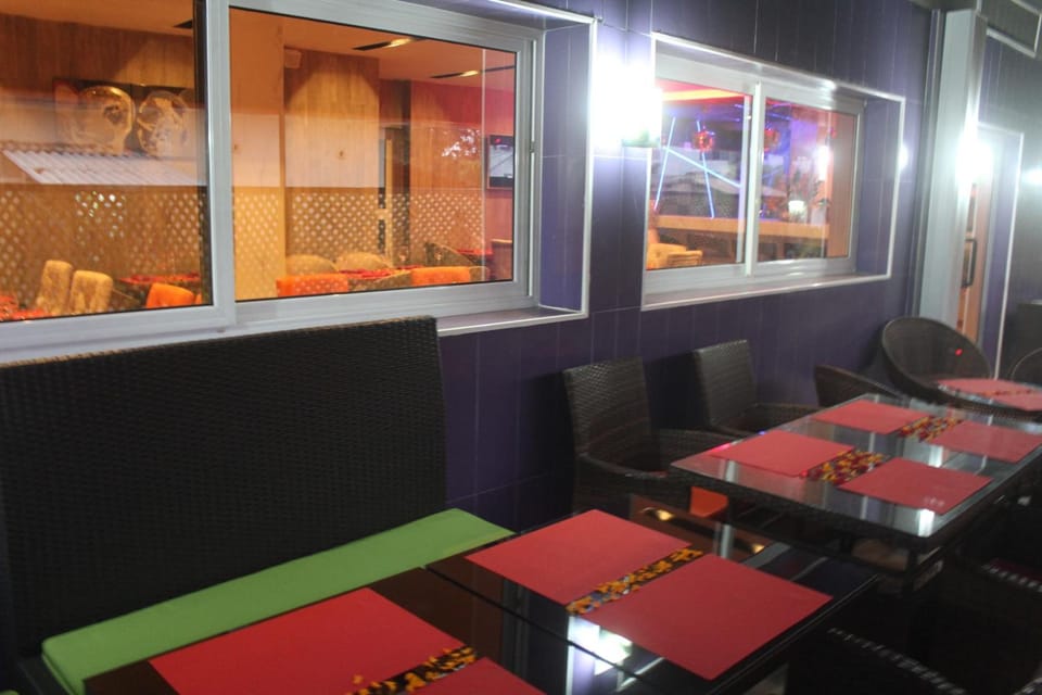 2 restaurants; lunch and dinner served