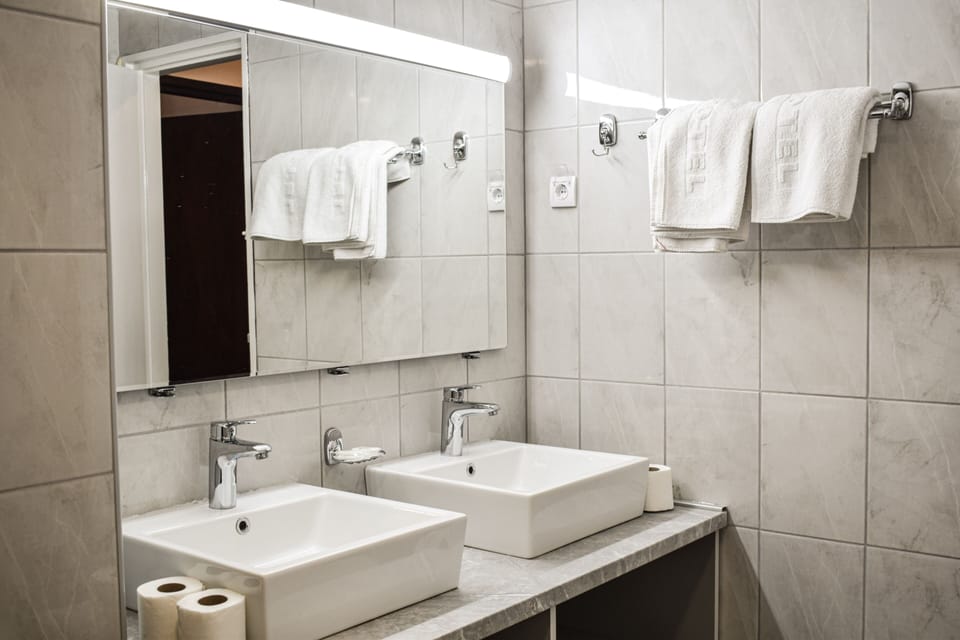 Family Suite, Multiple Beds | Bathroom sink