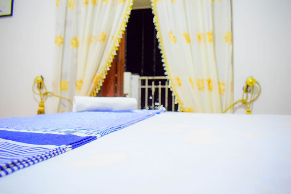Economy Triple Room, Smoking, Mountain View | Desk, soundproofing, WiFi (free)