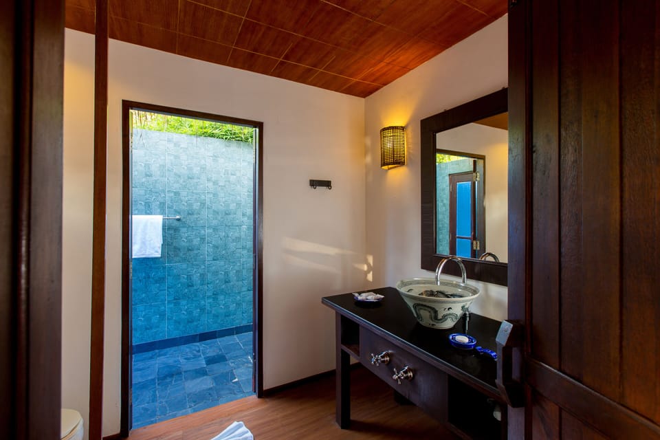 Deluxe Pool Villa | Bathroom | Separate tub and shower, rainfall showerhead, free toiletries
