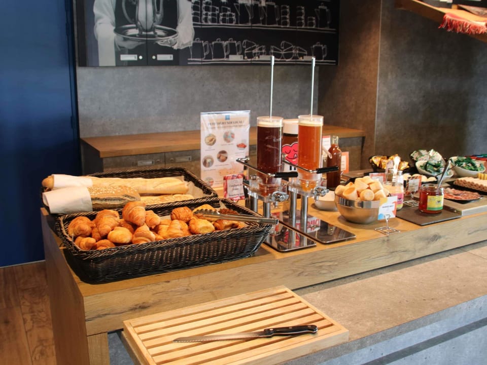 Daily buffet breakfast for a fee