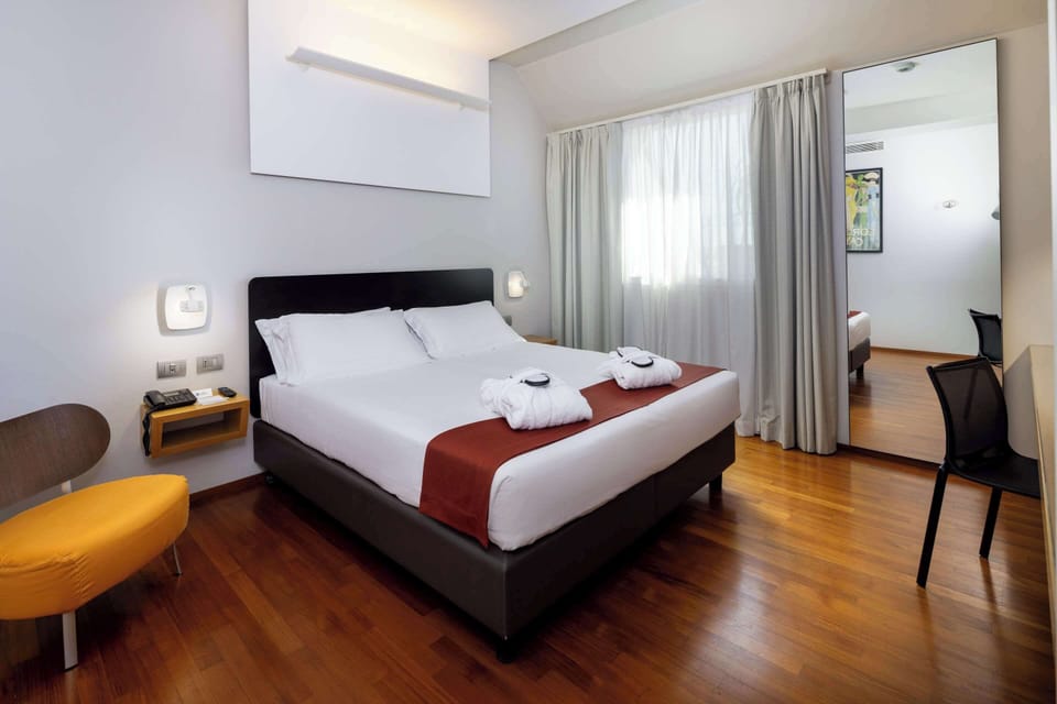 Comfort Room, 1 Queen Bed, Non Smoking | Down comforters, minibar, in-room safe, soundproofing