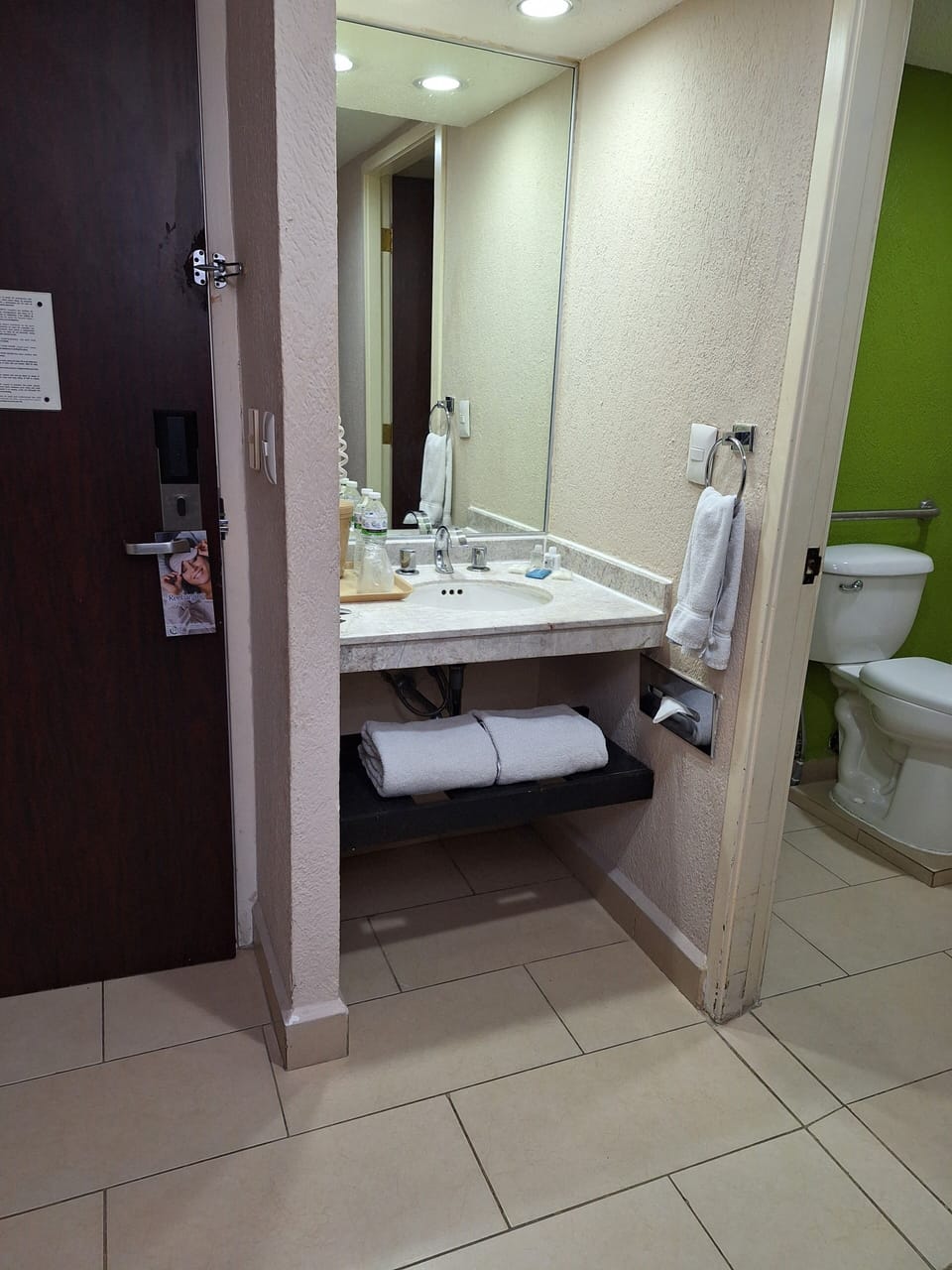 Shower, free toiletries, hair dryer, bidet