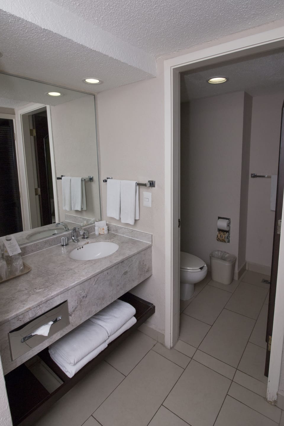 Shower, free toiletries, hair dryer, bidet