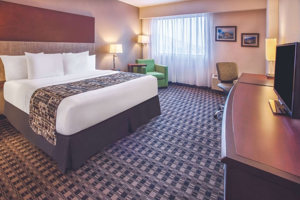 Standard Room, 1 King Bed, Non Smoking | In-room safe, desk, laptop workspace, soundproofing