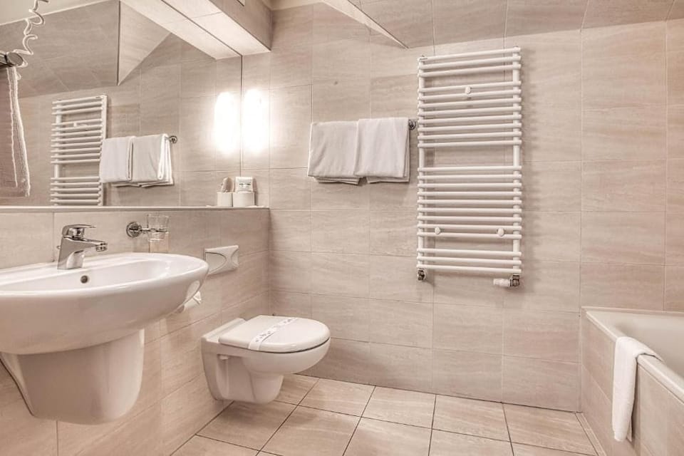 Combined shower/tub, towels, soap, shampoo