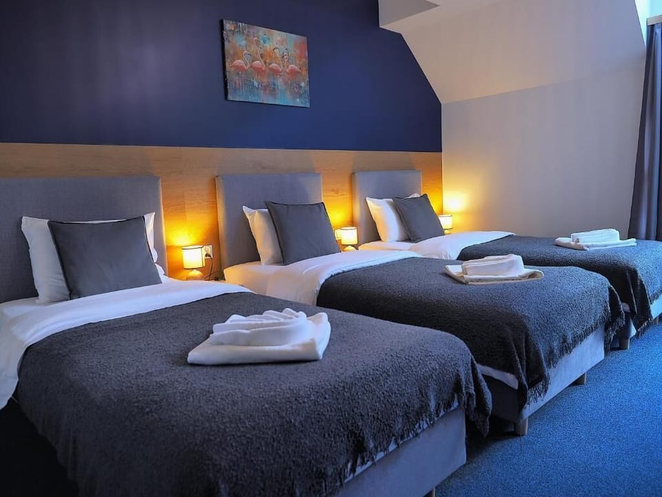 Classic Triple Room | Desk, laptop workspace, WiFi (free), bed sheets