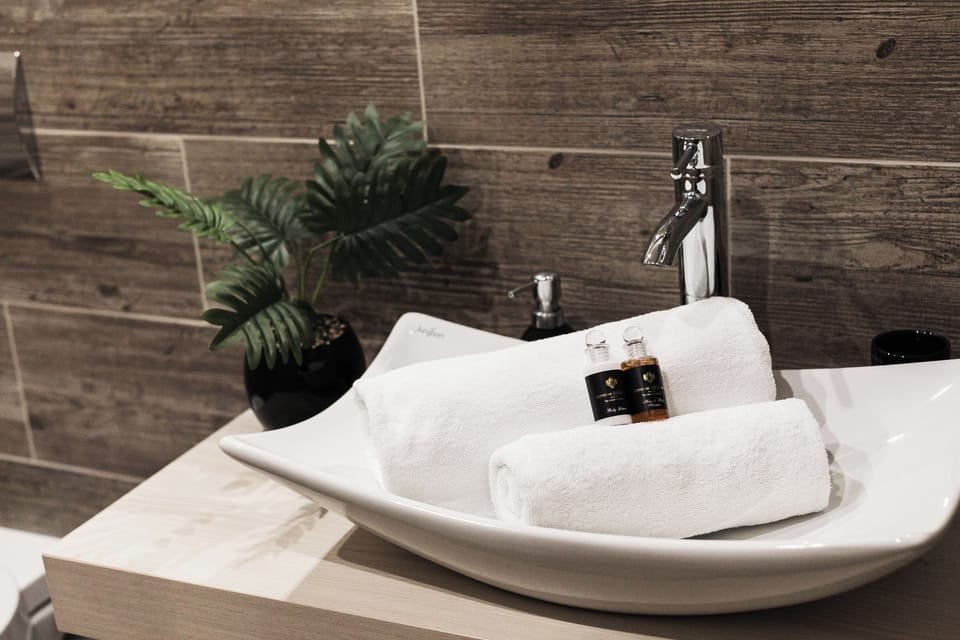 Deluxe Single Room | Bathroom sink