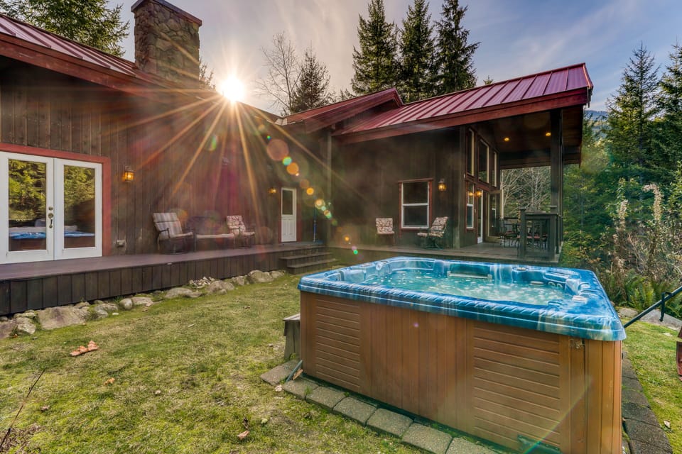 Hot Tub, Game Room, dog-friendly home w/ mountain views close to