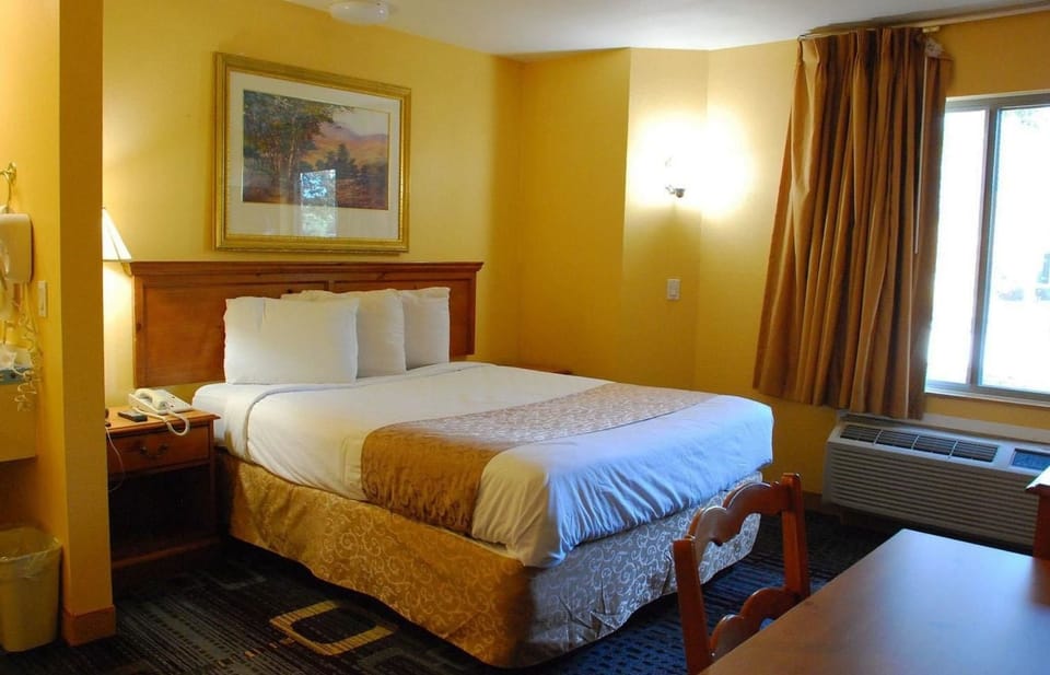 Room, 1 Queen Bed | Premium bedding, desk, laptop workspace, blackout drapes