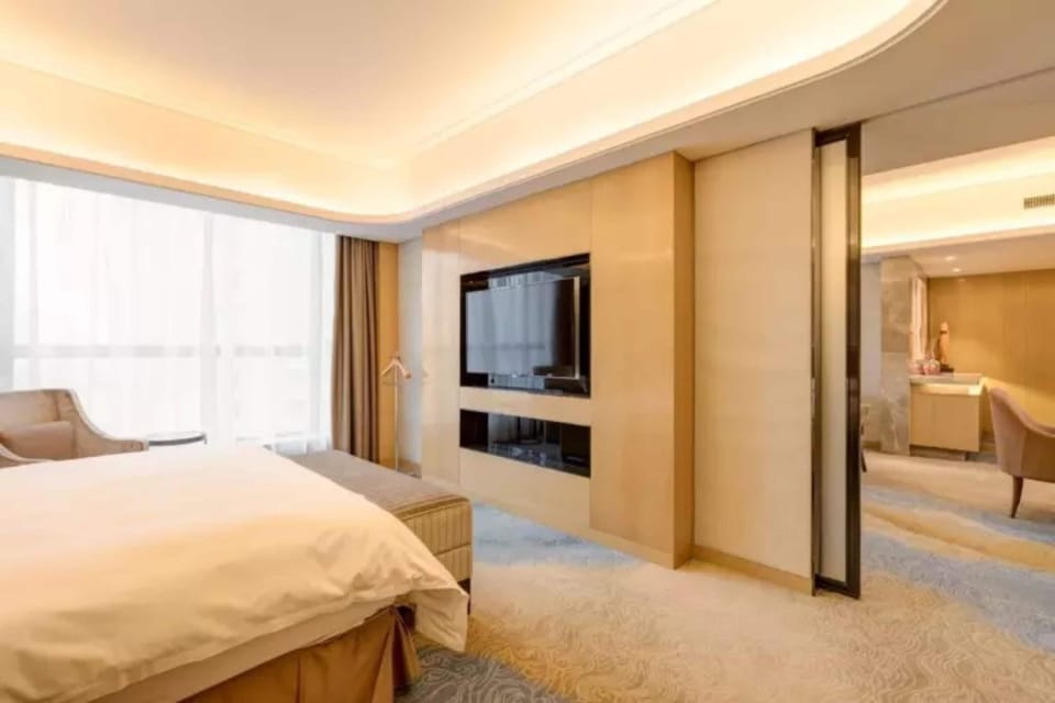Deluxe Suite | Minibar, in-room safe, desk, blackout drapes