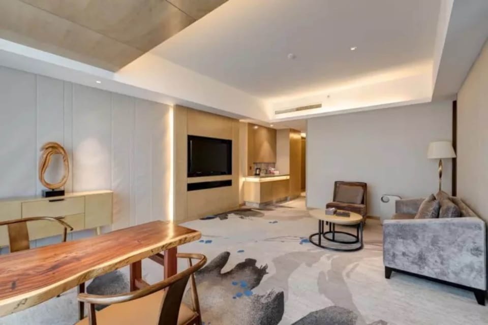Deluxe Suite | Minibar, in-room safe, desk, blackout drapes