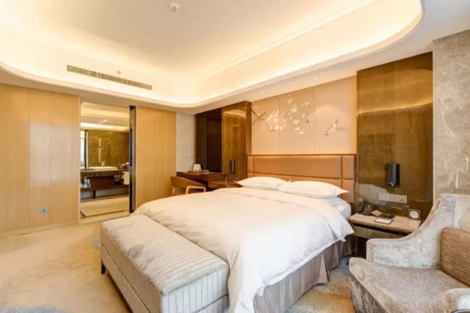 Deluxe Suite | Minibar, in-room safe, desk, blackout drapes