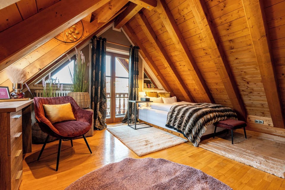 Chalet Kitzbuehel - Grand Lodge | Premium bedding, in-room safe, desk, laptop workspace