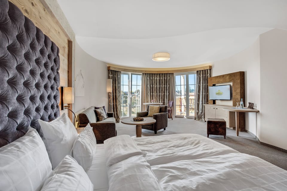 Junior Suite, Balcony, Annex Building (Deluxe) | Premium bedding, in-room safe, desk, laptop workspace