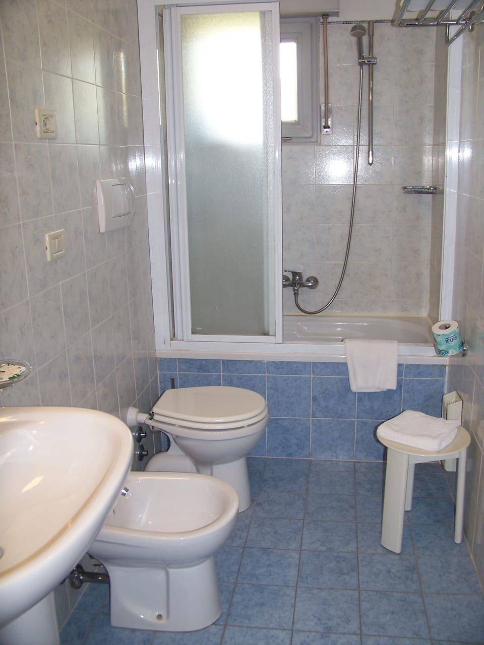 Standard Double Room | Bathroom | Combined shower/tub, rainfall showerhead, free toiletries, hair dryer