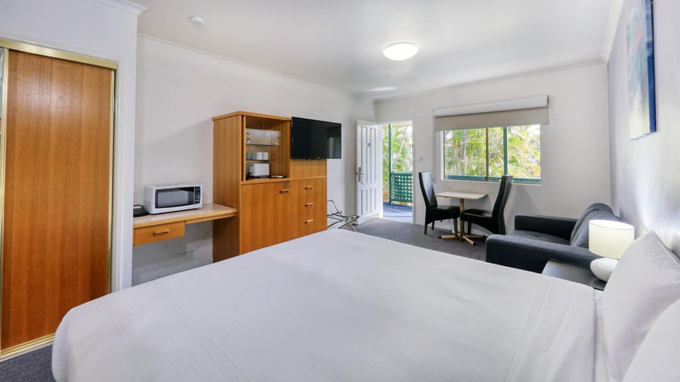 Deluxe Room, 1 King Bed, Non Smoking | Premium bedding, pillowtop beds, minibar, laptop workspace