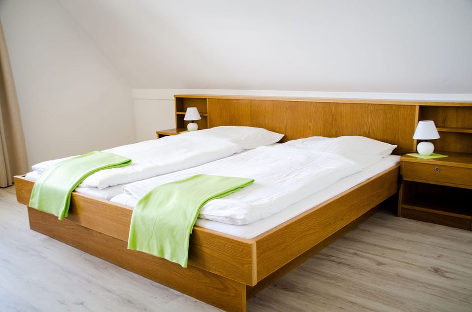 Double Room | WiFi (free), bed sheets