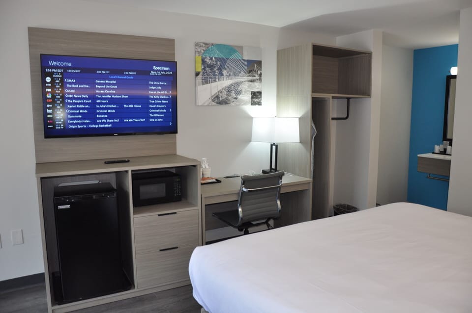 Standard Room, 1 King Bed, Accessible, Bathtub | Living area | 32-inch flat-screen TV with satellite channels, TV