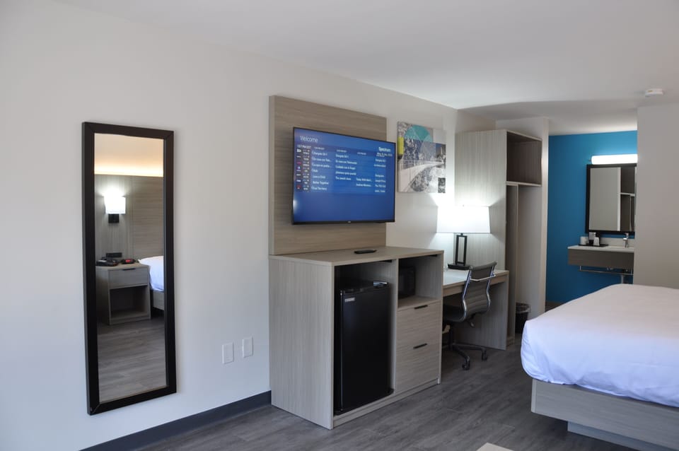 Standard Room, 1 King Bed, Non Smoking | Living area | 32-inch flat-screen TV with satellite channels, TV
