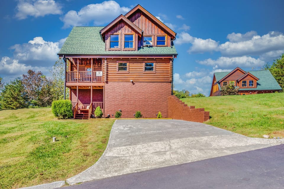 9-Hole Mini Golf +3 King Suites +Amazing Location! Pigeon Forge