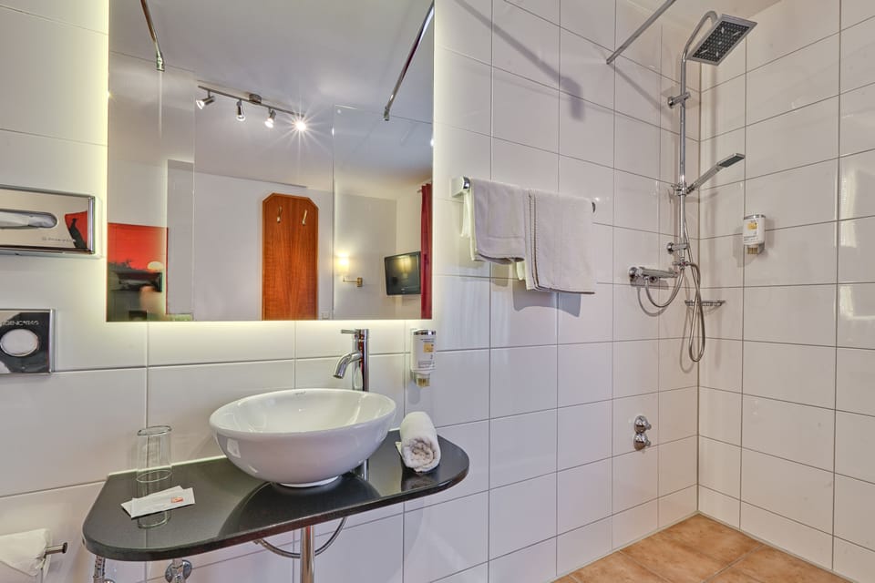 Double Room | Bathroom | Shower, towels