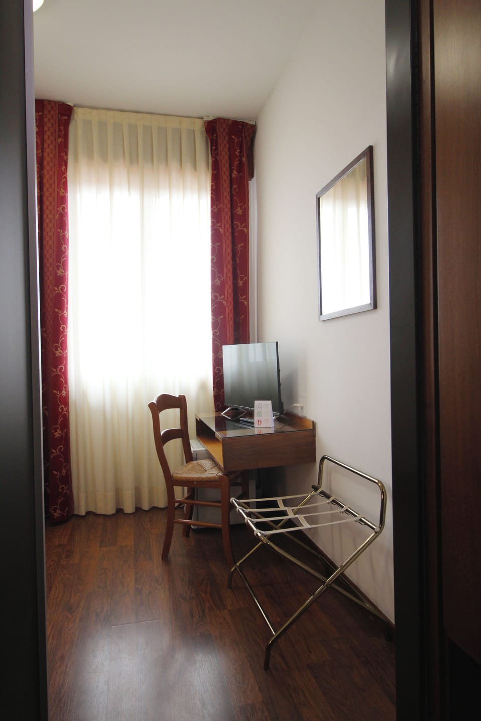 Single Room | In-room safe, desk, soundproofing, WiFi (free)