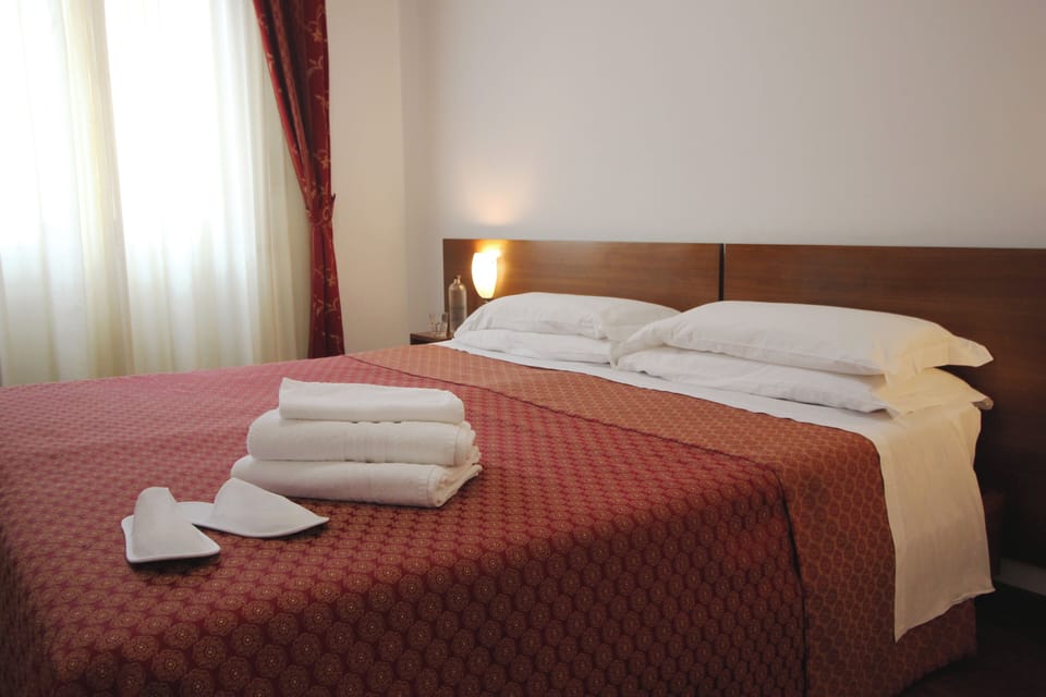 Double or Twin Room | In-room safe, desk, soundproofing, WiFi (free)