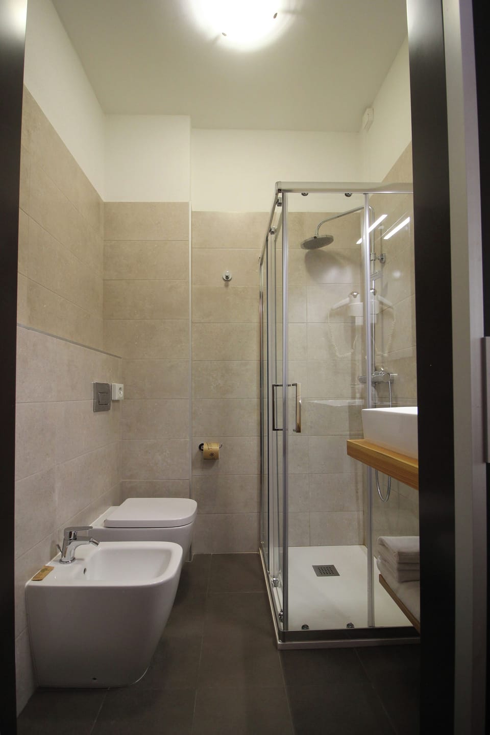 Single Room | Bathroom | Shower, free toiletries, hair dryer, bidet