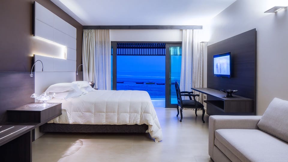 Cult Apartment with private pool | Egyptian cotton sheets, premium bedding, minibar, in-room safe