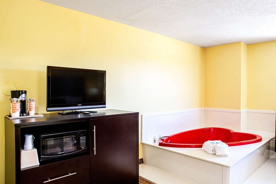 Iron/ironing board, WiFi (free), bed sheets