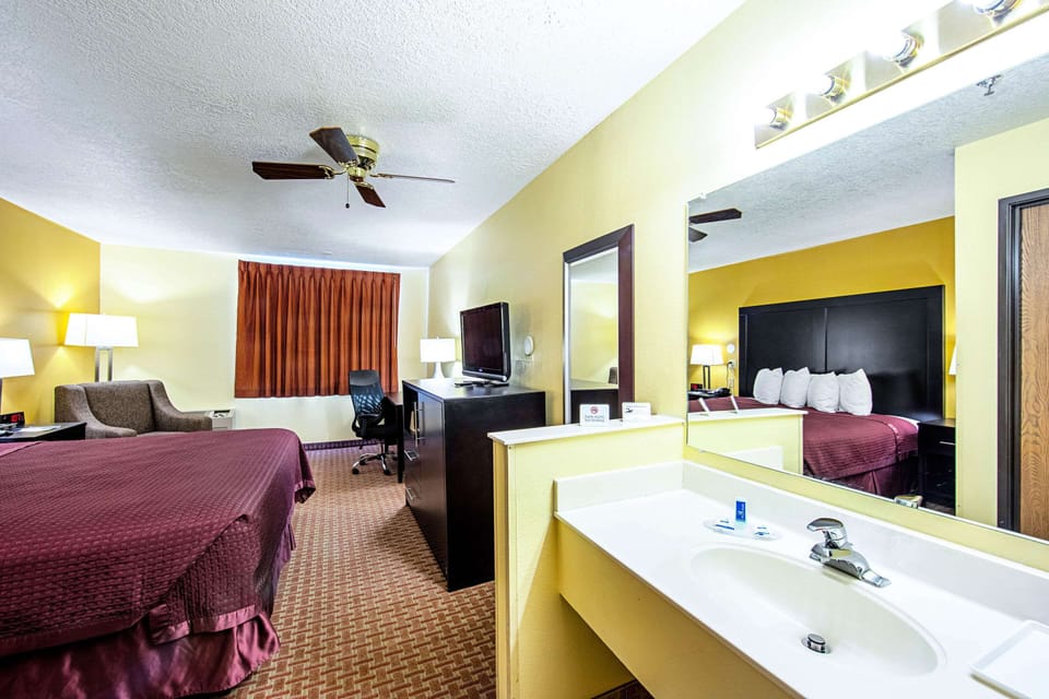 Standard Room, 1 King Bed, Non Smoking | Iron/ironing board, WiFi (free), bed sheets