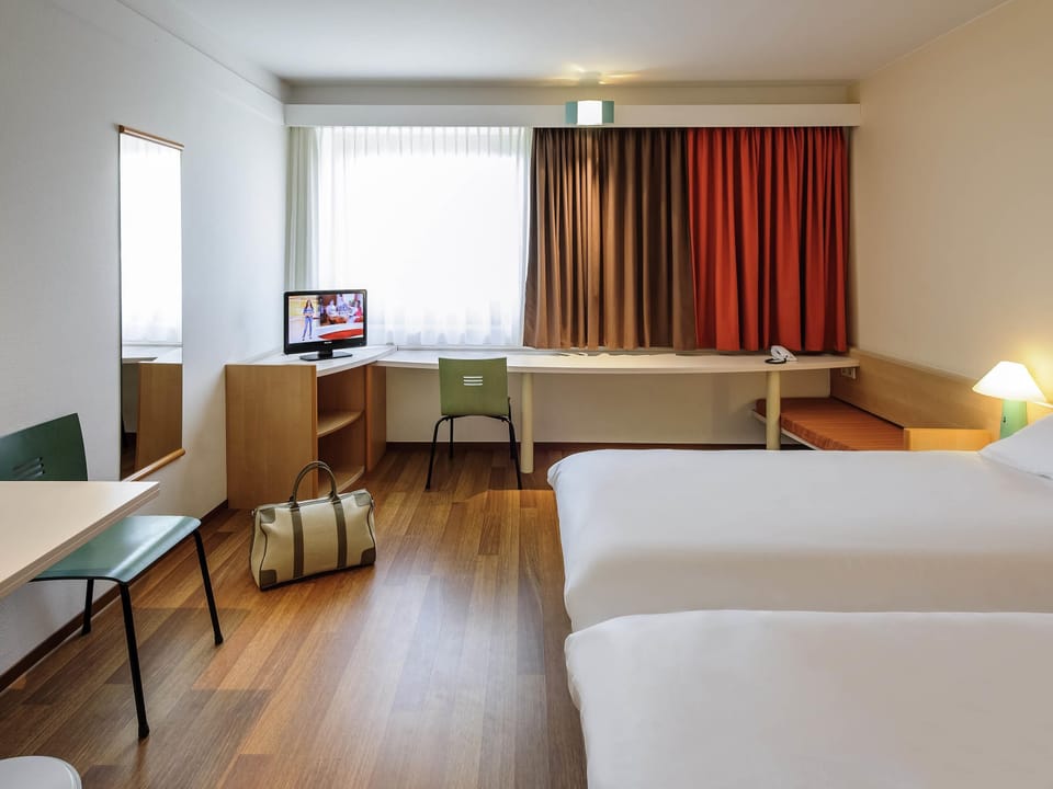 Standard Twin Room, 2 Twin Beds | In-room safe, desk, soundproofing, iron/ironing board (on request)