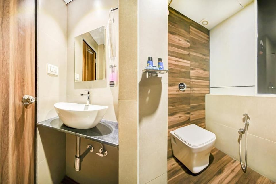 Shower, rainfall showerhead, free toiletries, towels