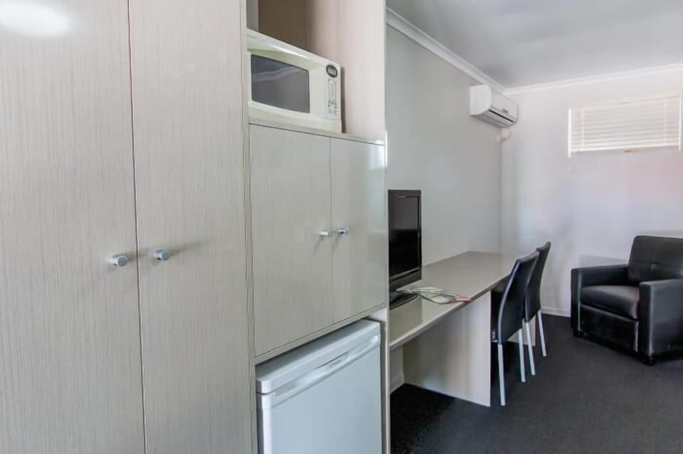 Standard Room, Non Smoking (Queen) | Living area | Flat-screen TV