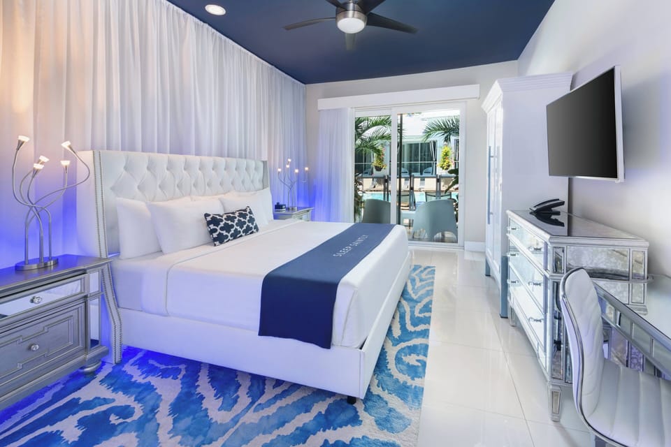 Room, 1 King Bed | Bathroom | Designer toiletries, hair dryer, bathrobes, towels